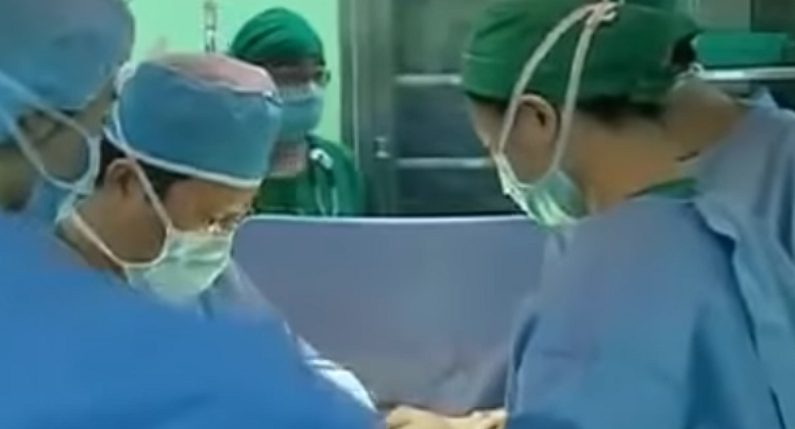 중년 남성 수술하던 의사를 충격에 빠뜨린 ‘내장 지방’의 실체 (영상)