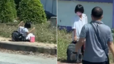 무거운 가방 혼자 못 들어서 끙끙대는 7살 소녀 발견하고 달려가 도와준 아저씨 (영상)